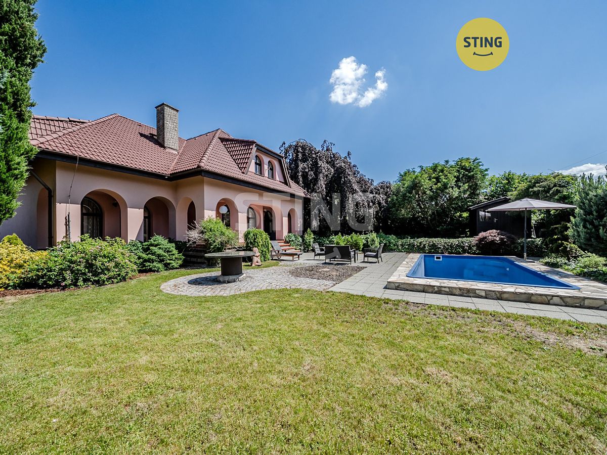 Prodej rodinného domu 249 m², pozemek 2385 m²